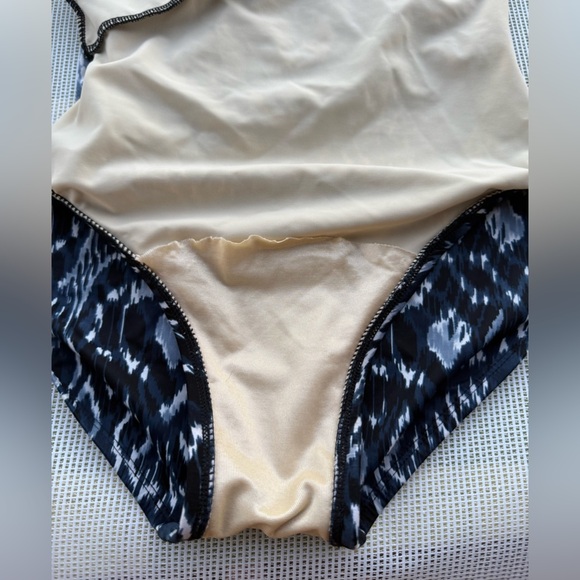 NWOT MIRACLESUIT WOMENS SIZE 10 Black and White Patterned Swimsuit - Picture 8 of 9